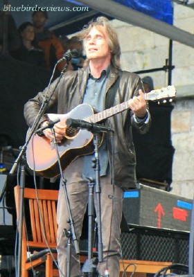jacksonbrownefolkfestsmileweb.jpg